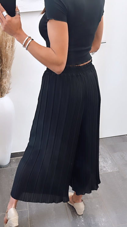 Plissee-Hose in Schwarz – Zeitlose Eleganz