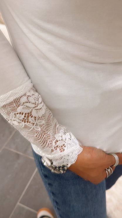 Langarm Oberteil mit Spitzenapplikationen – Weiß