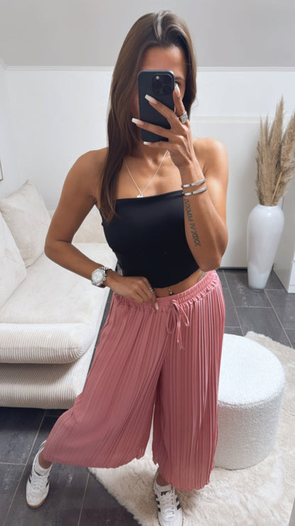 Plissee-Hose in Helle Beere – Feminine Eleganz