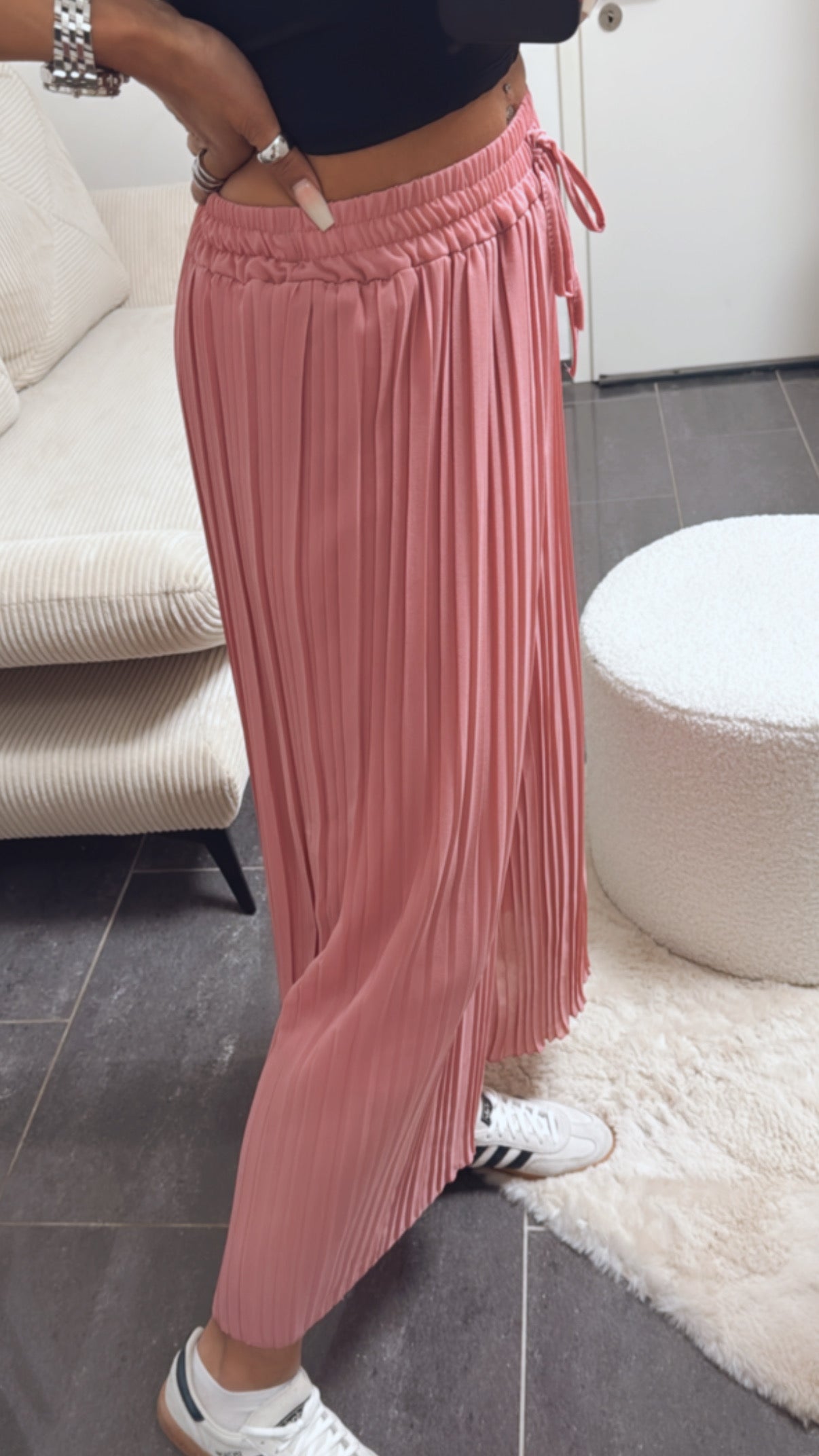 Plissee-Hose in Helle Beere – Feminine Eleganz