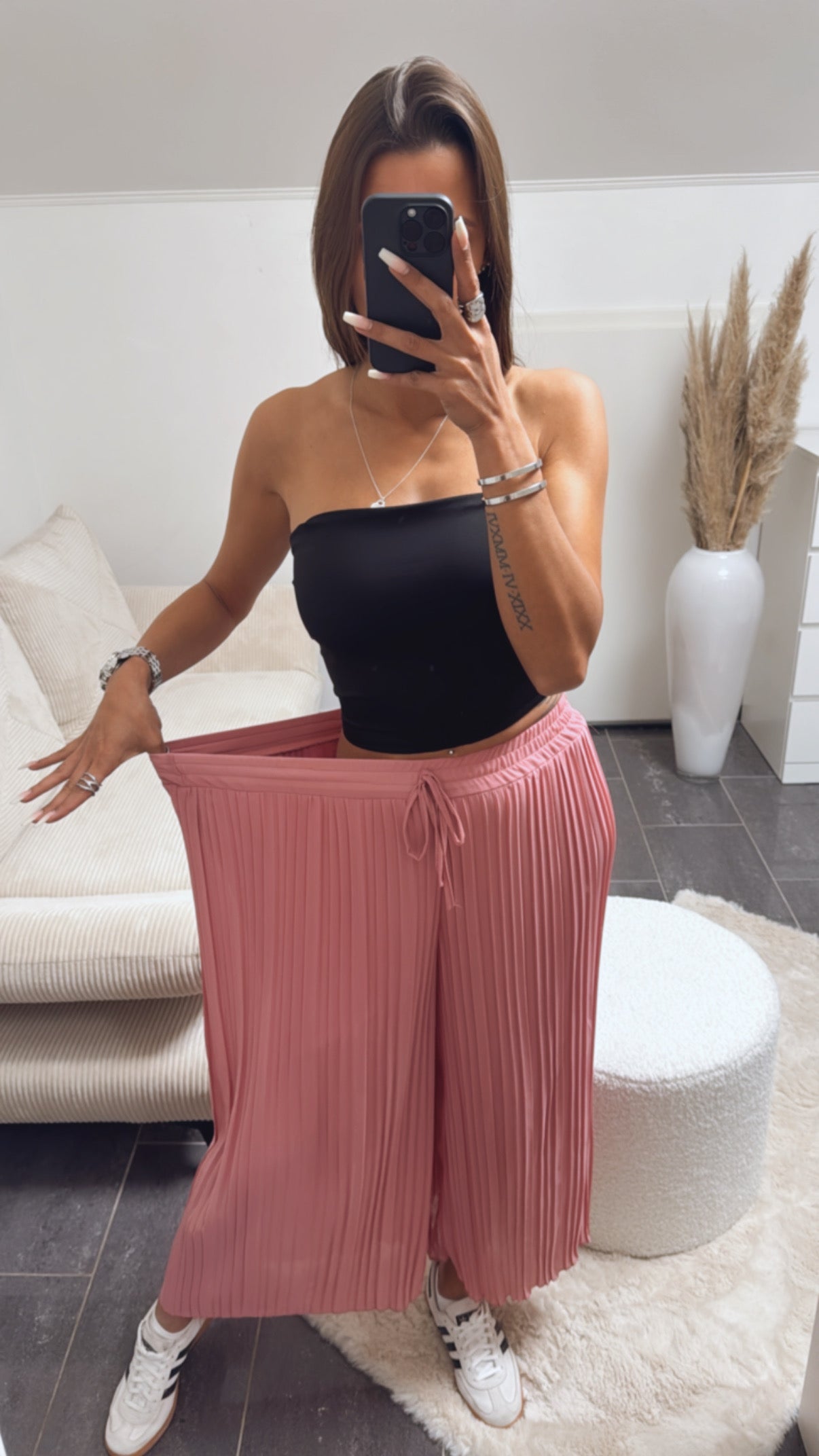 Plissee-Hose in Helle Beere – Feminine Eleganz