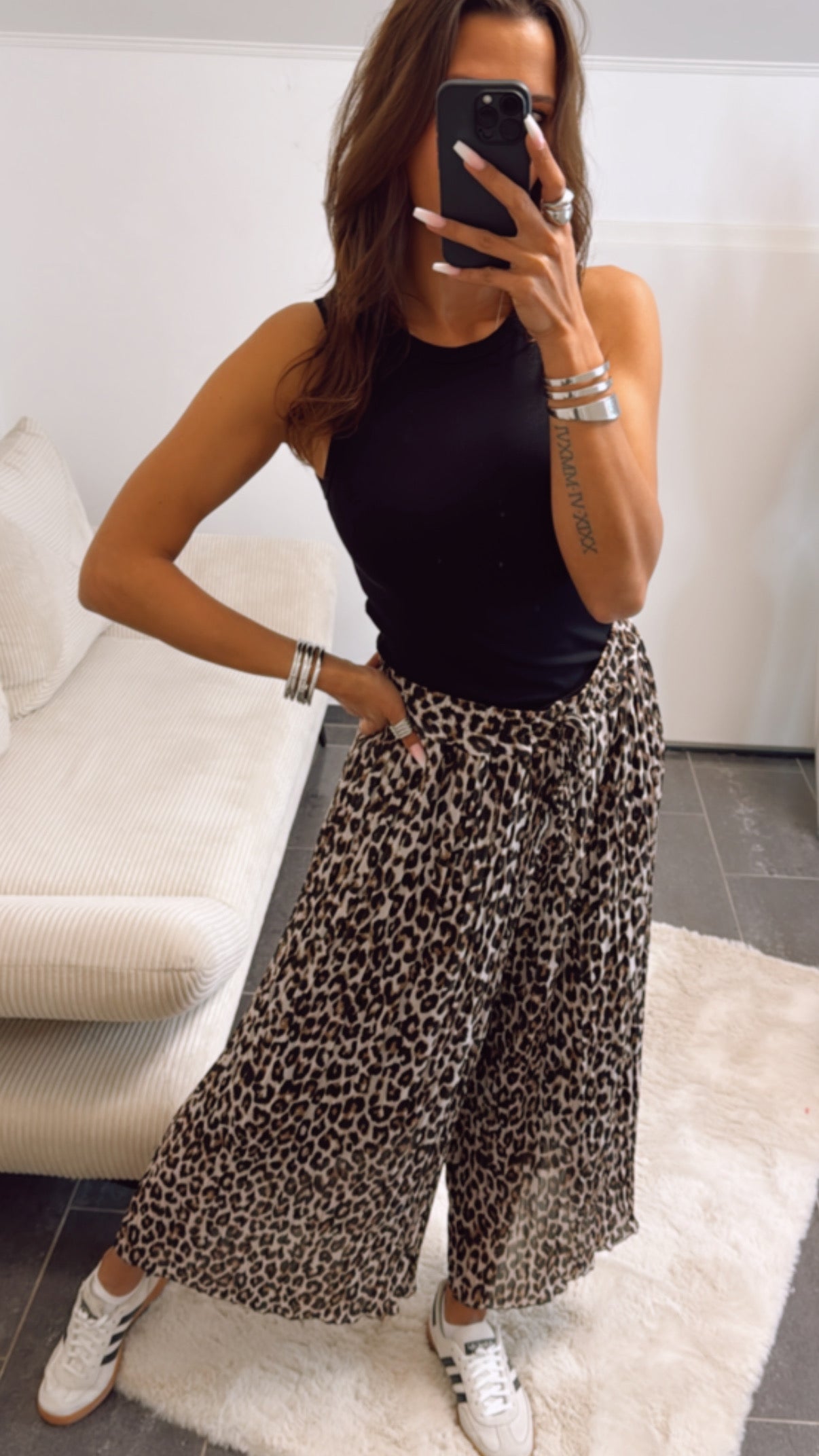 VORBESTELLUNG: Plissee-Hose im Leo-Look – Wilde Eleganz