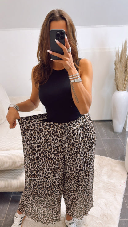 VORBESTELLUNG: Plissee-Hose im Leo-Look – Wilde Eleganz