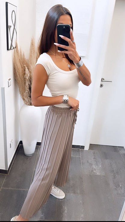 Plissee-Hose in Taupe-Schlamm – Edle Natürlichkeit