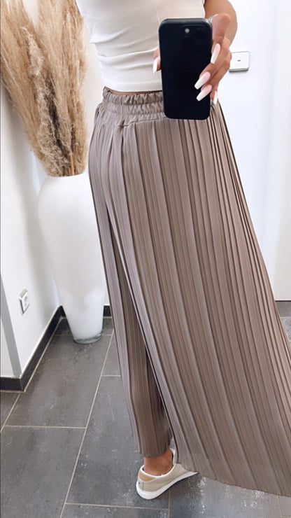 Plissee-Hose in Taupe-Schlamm – Edle Natürlichkeit