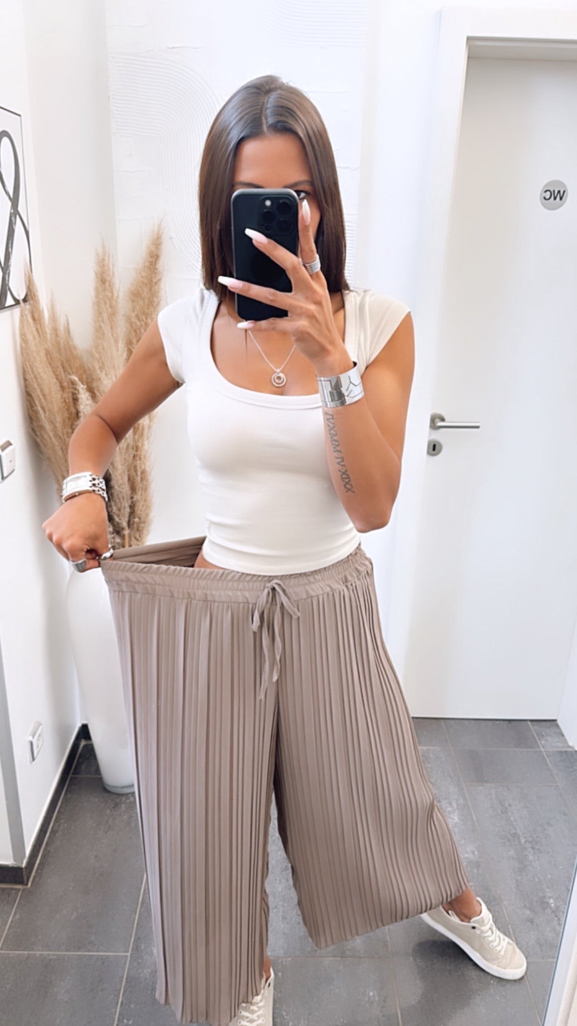 Plissee-Hose in Taupe-Schlamm – Edle Natürlichkeit