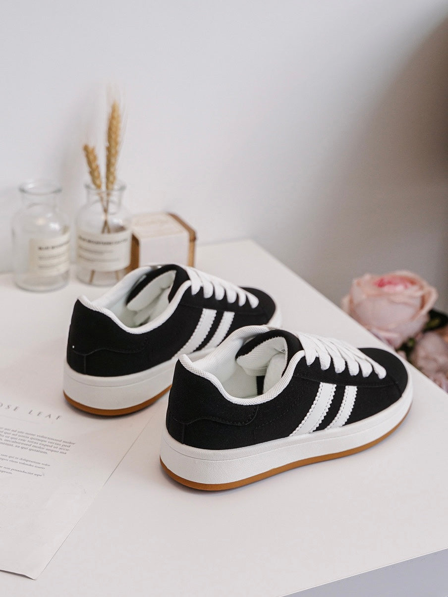 Viral Black Sneaker