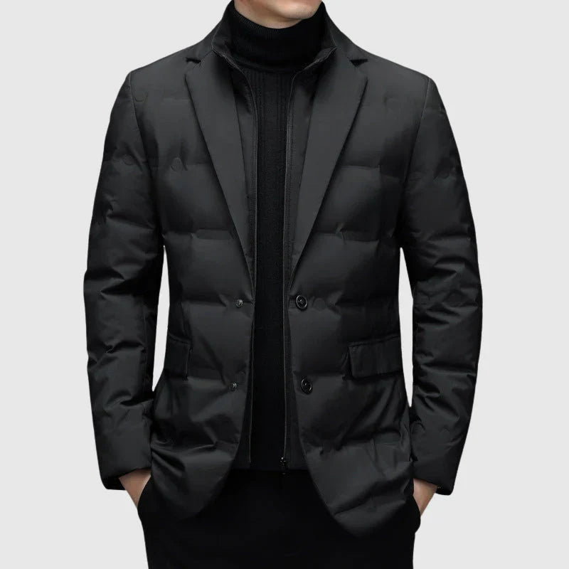 Schwarze Herren Steppjacke Piumino, modern geschnitten, vor hellem Hintergrund.