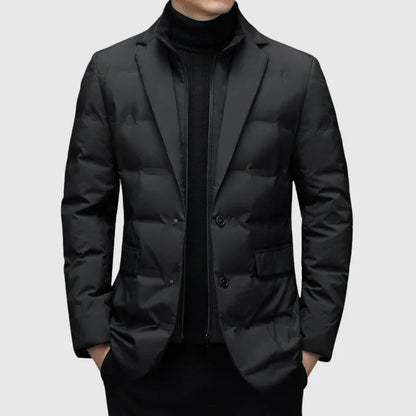 Schwarze Herren Steppjacke Piumino, modern geschnitten, vor hellem Hintergrund.