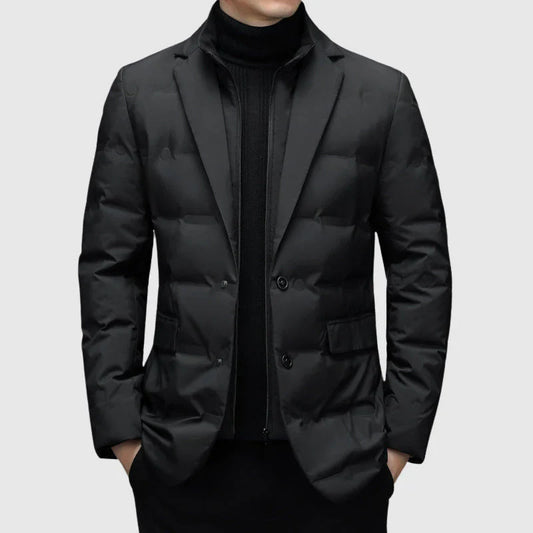 Schwarze Herren Steppjacke Piumino, modern geschnitten, vor hellem Hintergrund.