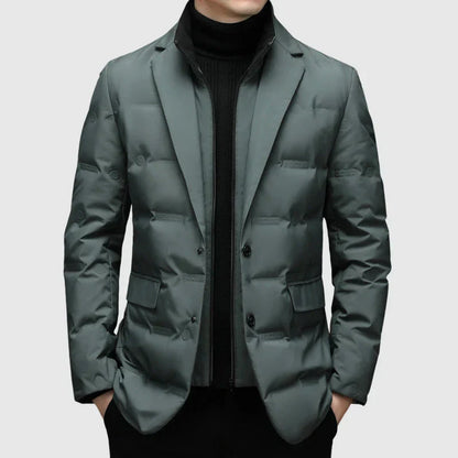 Graue Herren Daunenjacke im Sakko-Stil, modern, elegant, vor hellem Hintergrund