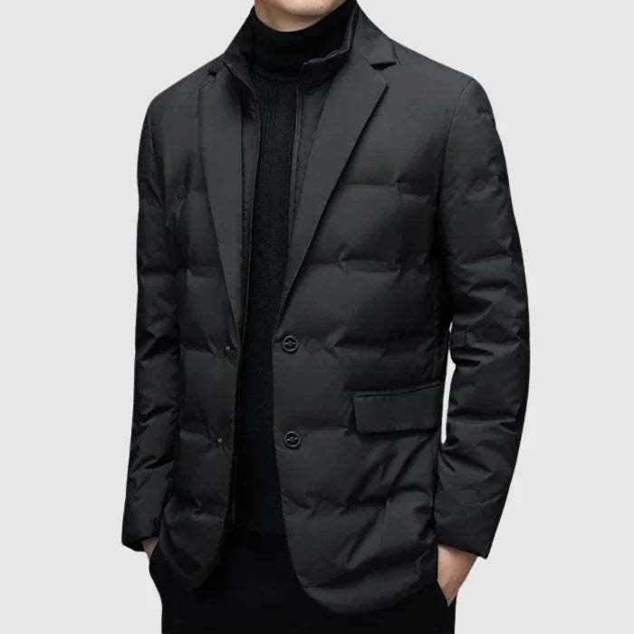 Herren tragen schwarzes Steppjackett, elegante Wintermode auf grauem Hintergrund.