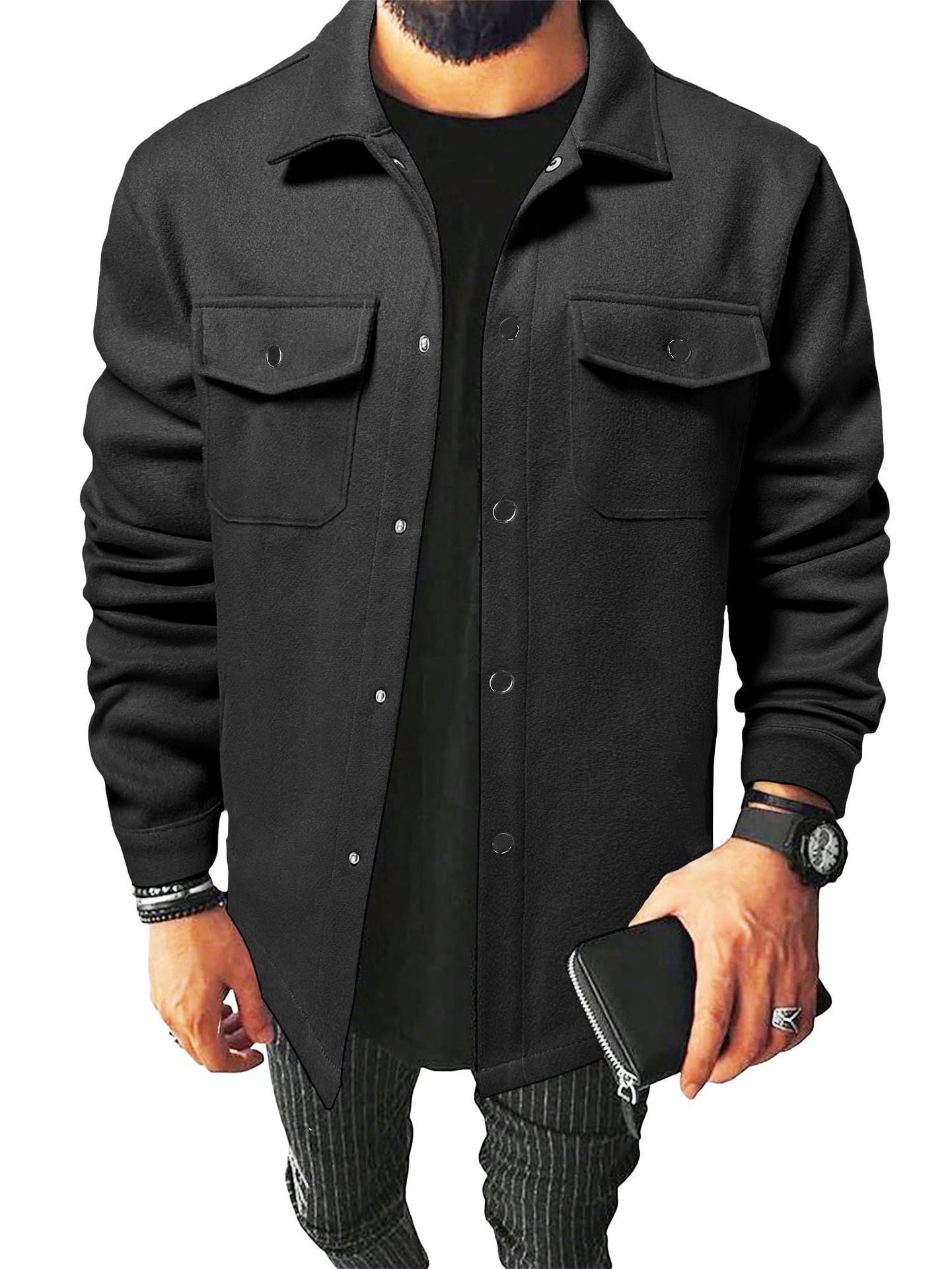 Herren Hemdjacke in Schwarz mit Brusttaschen, modernes Design, kombiniert mit gestreifter Hose