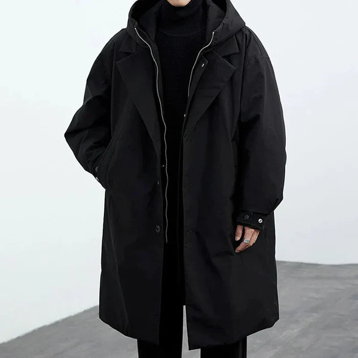 Herren Oversize Wintermantel mit Kapuze in Schwarz, minimalistisch, modern, im Studio
