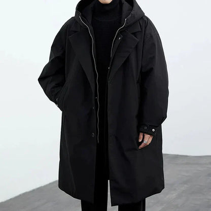 Herren Oversize Wintermantel mit Kapuze in Schwarz, minimalistisch, modern, im Studio
