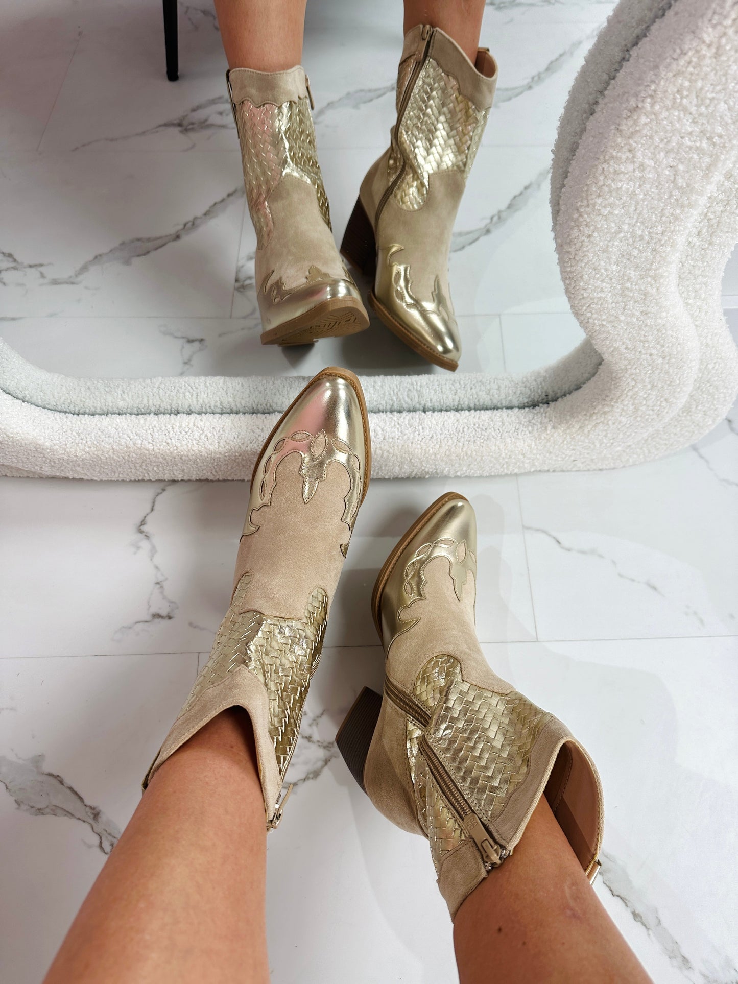 Goldene Cowboy Boots Geflochten