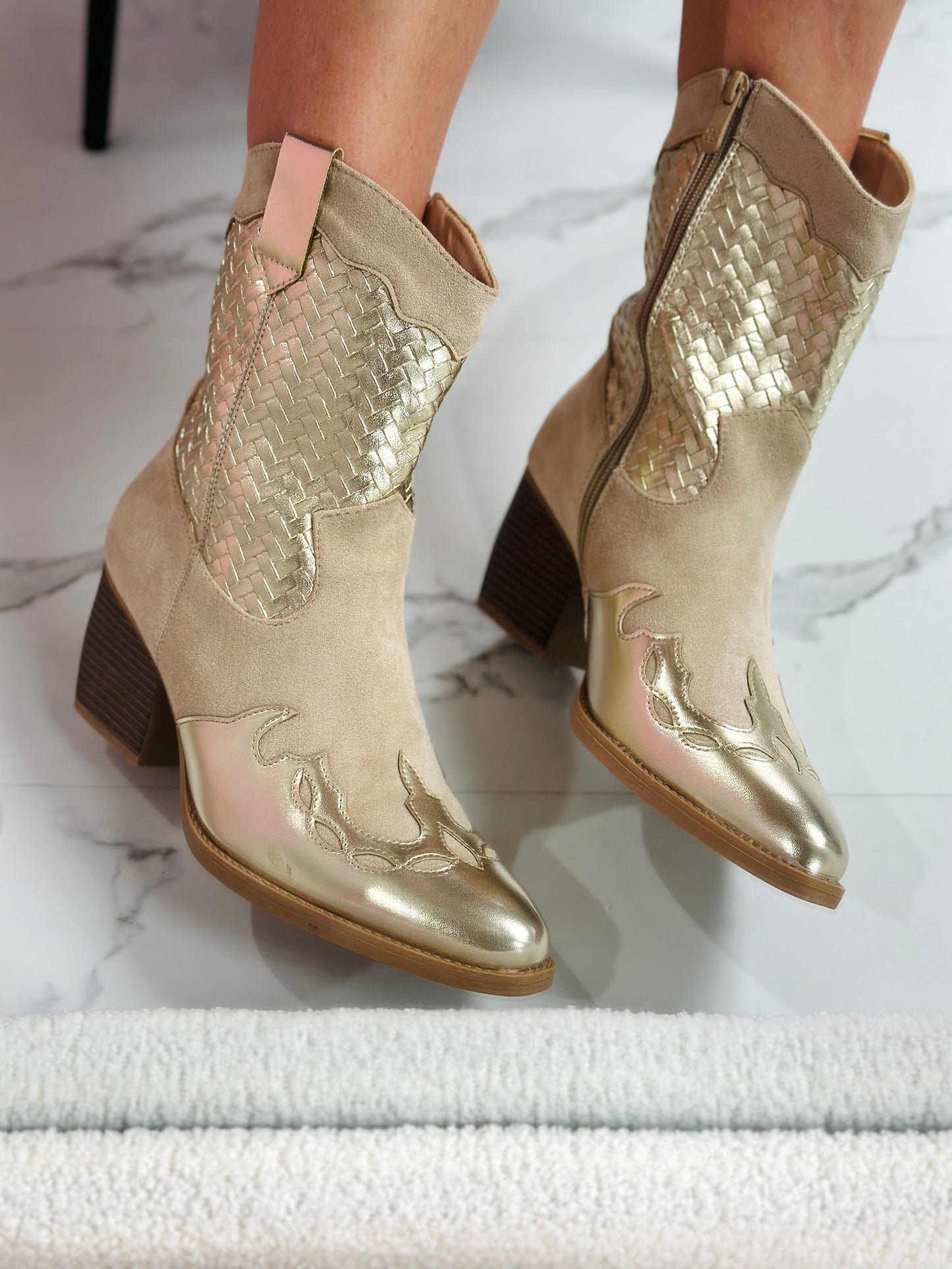 Goldene Cowboy Boots Geflochten
