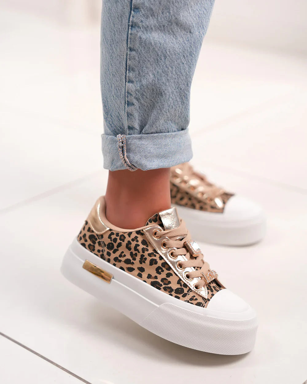 Joanna Leo Sneaker