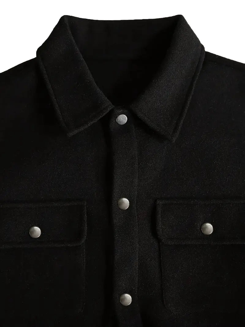 Schwarze Hemdjacke mit silbernen Druckknöpfen und Brusttaschen, Nahaufnahme