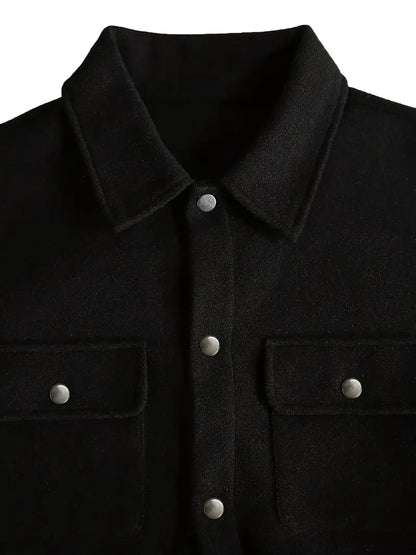 Schwarze Hemdjacke mit silbernen Druckknöpfen und Brusttaschen, Nahaufnahme