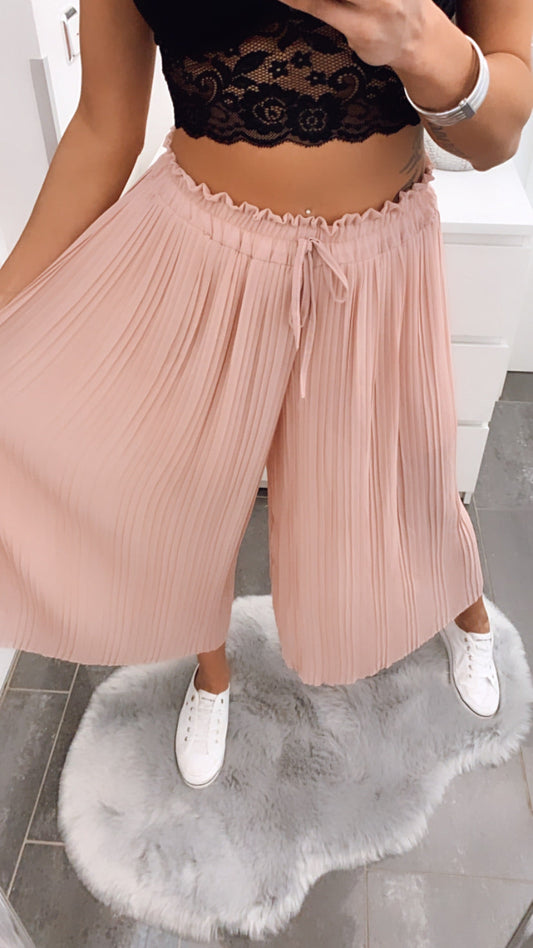 Plissee-Hose in Rosa – Romantische Eleganz
