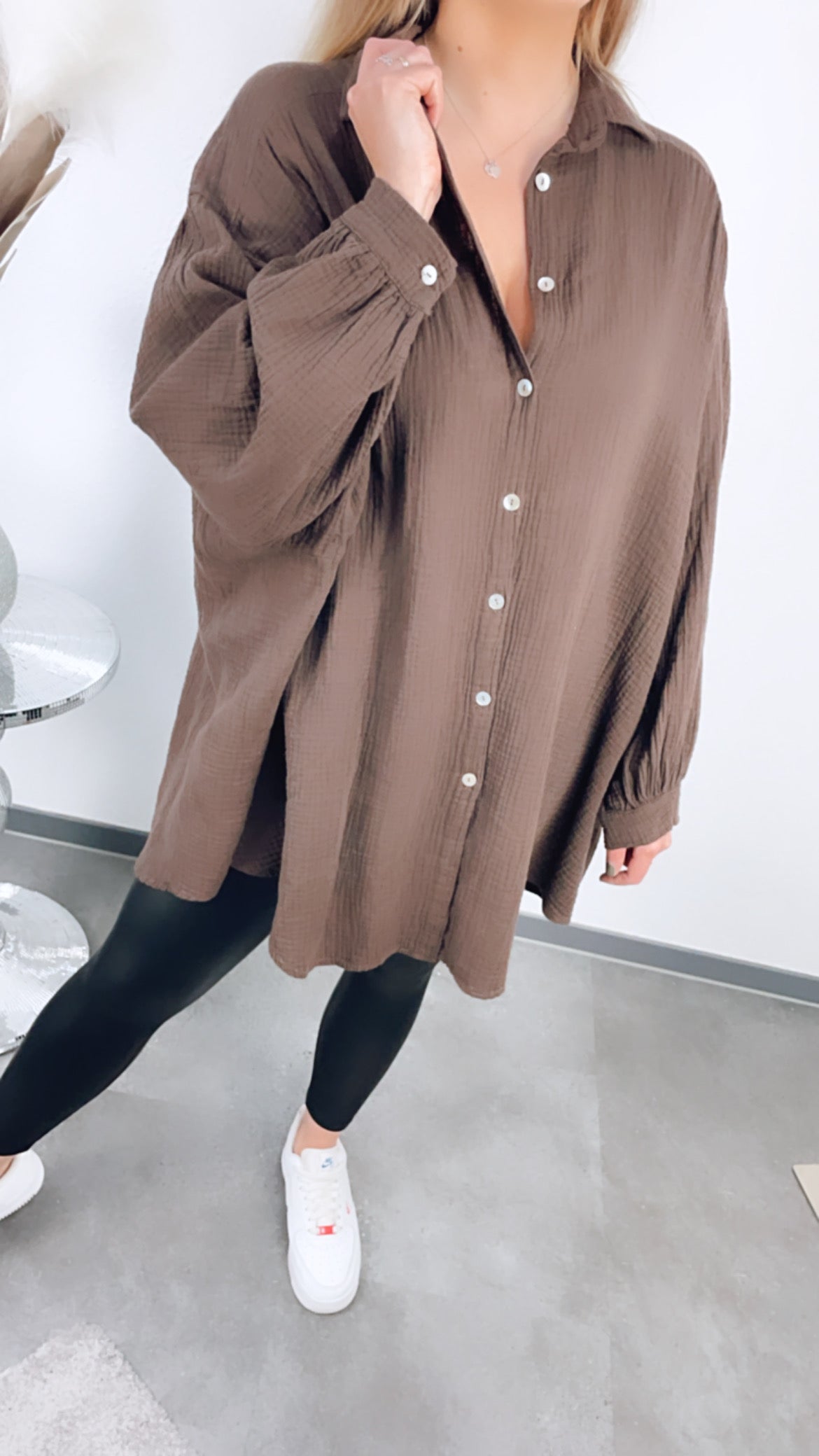 Lange Oversize Musselin Bluse in Schoko Braun – Edle Wärme | MUSSELIN LIEBE