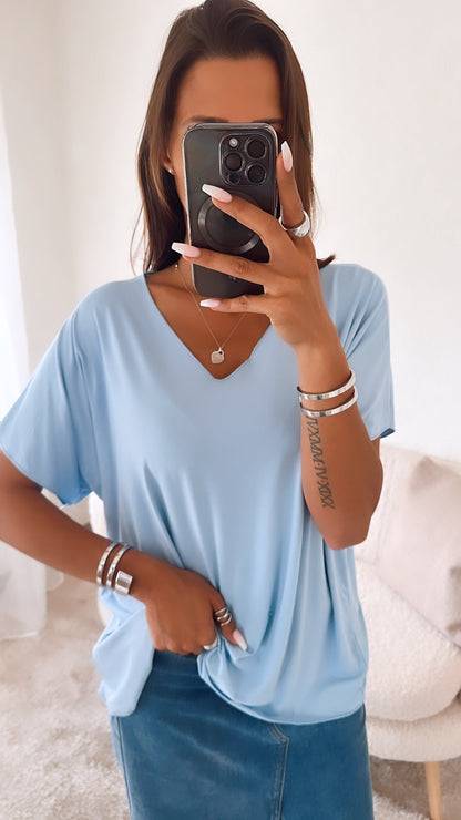T-Shirt mit V-Ausschnitt – Hell Blau