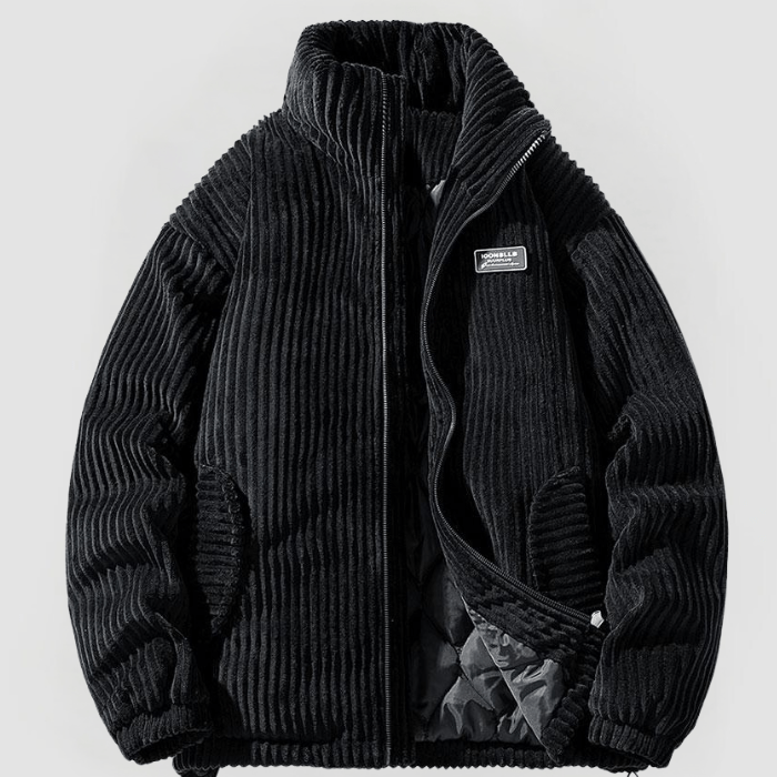 Schwarze Cordjacke mit Stehkragen, Reißverschluss und gestepptem Innenfutter auf weißem Hintergrund