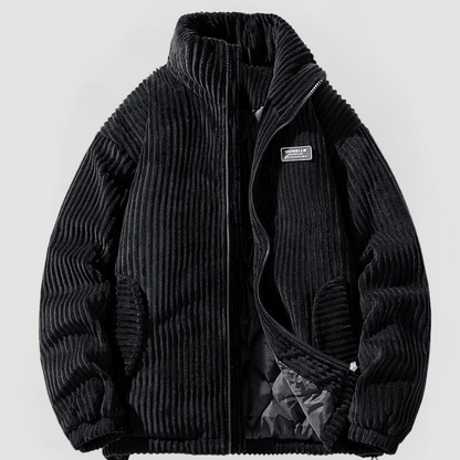 Schwarze Cordjacke mit Stehkragen, Reißverschluss und gestepptem Innenfutter auf weißem Hintergrund